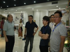 網(wǎng)絡(luò)媒體采訪團走進(jìn)華紡