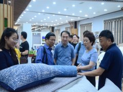 紡織產業(yè)規(guī)劃調研組走進公司